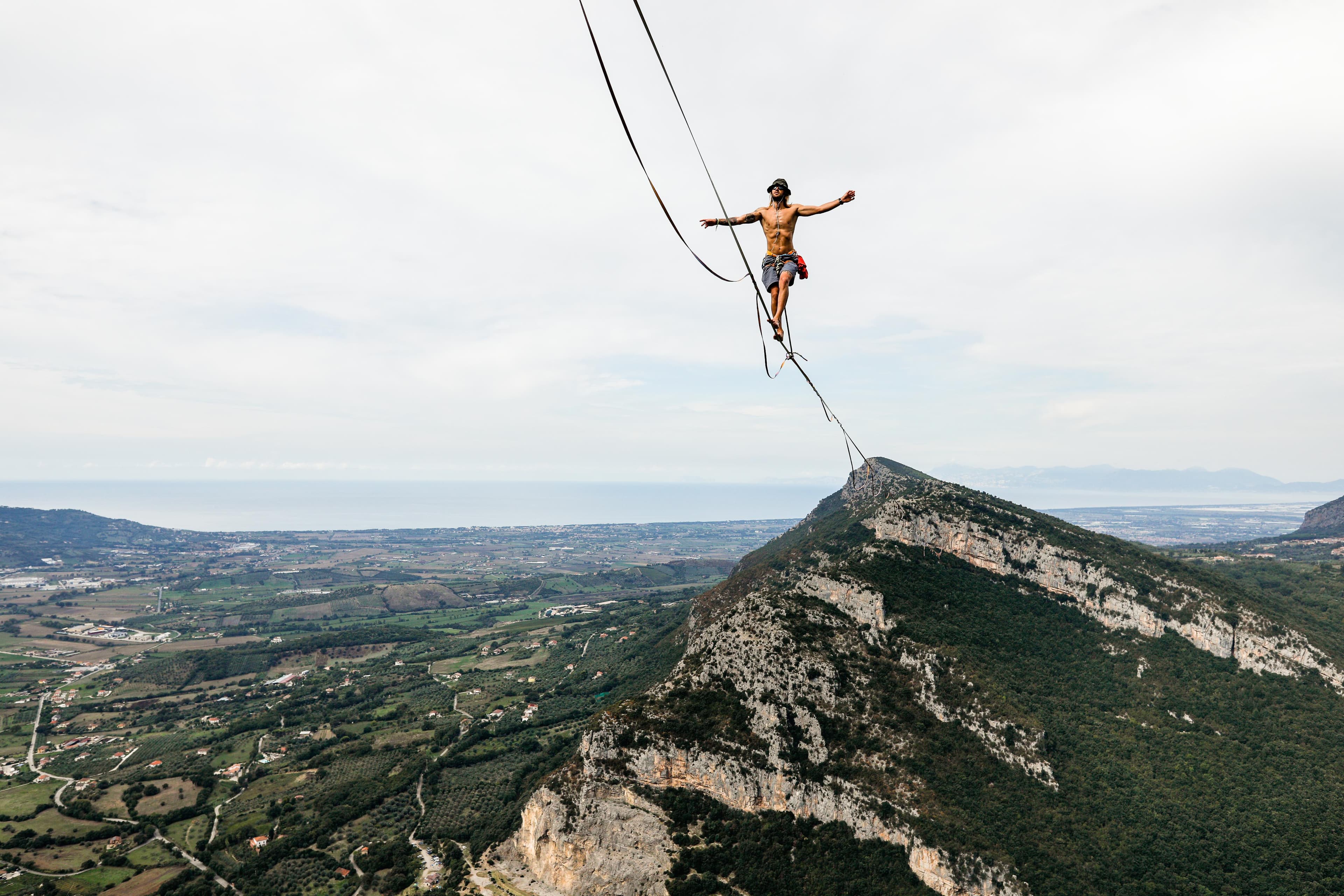 Slackliner cammina tra le vette